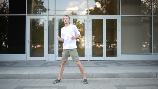 Felice ballerino caucasico uomo funky street dancing stile libero in città — Video Stock