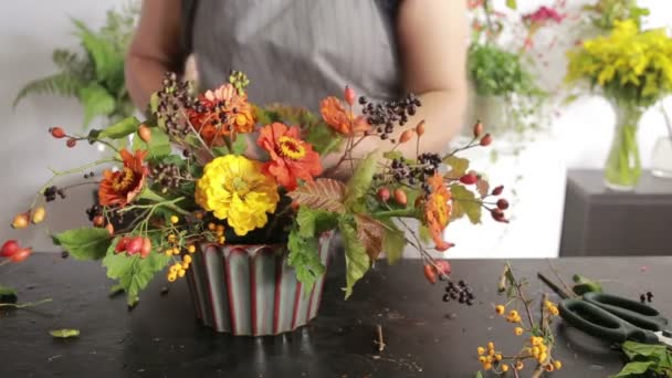 Florist prepares a bouquet of flowers for sale to customers — Stock Video