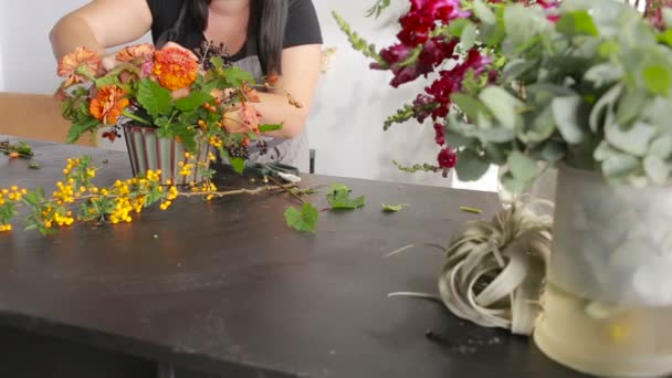 Müşteriler için satılık bir buket çiçek çiçekçi hazırlar — Stok video