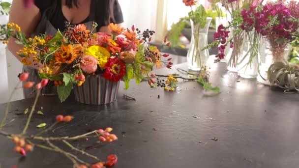 Флорист готує букет квітів для продажу клієнтам — стокове відео