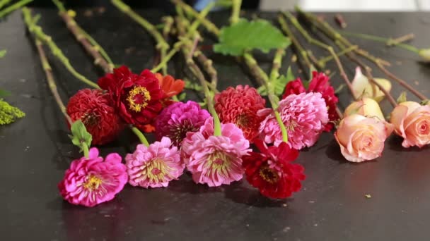 Florista prepara um buquê de flores para venda aos clientes — Vídeo de Stock