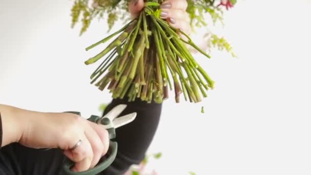 Müşteriler için satılık bir buket çiçek çiçekçi hazırlar — Stok video