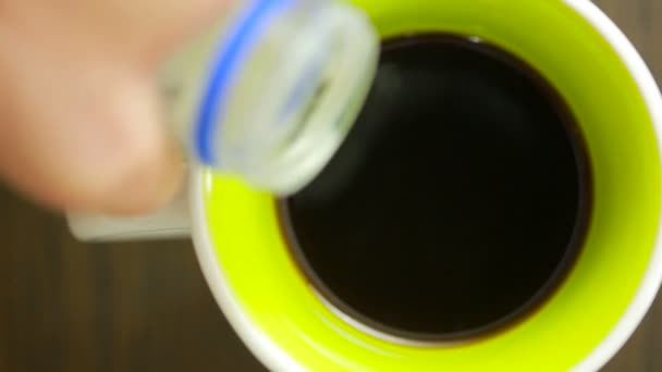 Наливать молоко в кружку с кофе. вид сверху — стоковое видео