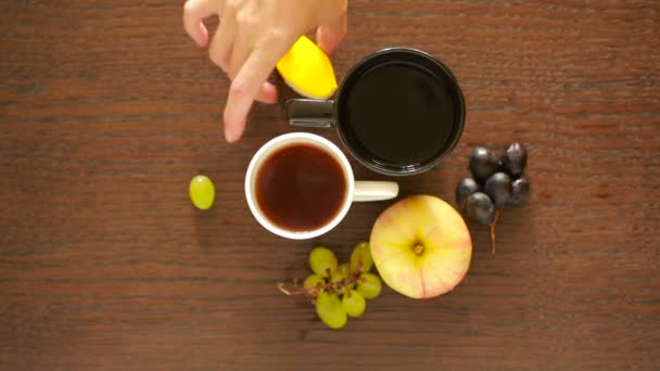 Černý čaj v hrnky. oběd. Tabulka s nápoj a dezert. pohled shora — Stock video