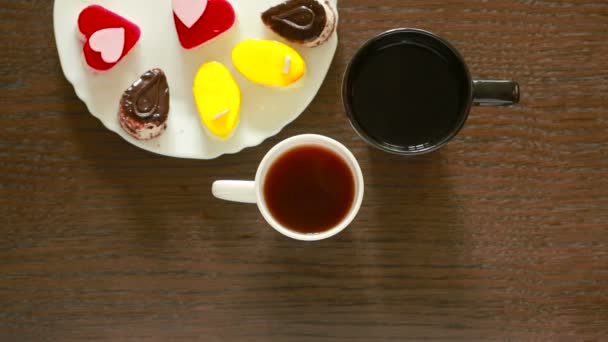 Черный чай в кружках. Обед. столик с напитком и десертом. вид сверху — стоковое видео