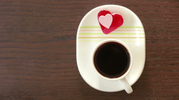 咖啡与奶油的心窗体。情人节的时候。早餐 — 图库视频影像