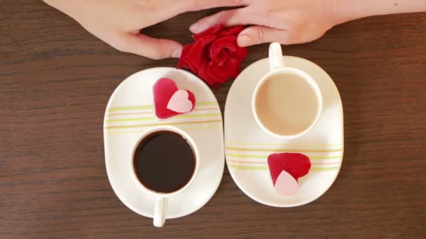 Homme et femme à un rendez-vous dans un café. boire du café et du gâteau. donne des fleurs — Video