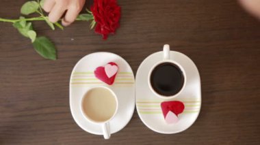erkek ve kadın bir kafede bir tarih. kahve ve kek. çiçek verir