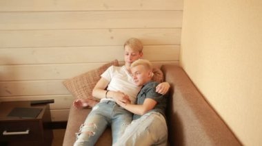LGBT, Eşcinsel evlilik kavramı - mutlu erkek gay çift evde sarılma
