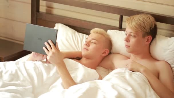 ベッドでタブレットを使用して幸せなゲイのカップル。同性愛者のカップル。Lgbt — ストック動画