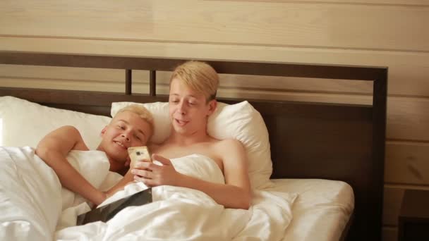 Feliz pareja gay usando tableta en la cama. Pareja gay. LGTB — Vídeos de Stock