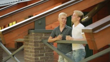 Eşcinsel erkekler parkta rahatlatıcı. LGBT