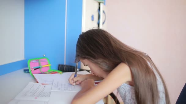 Menina estudante fazendo lição de casa. Menina aprende lições no quarto — Vídeo de Stock