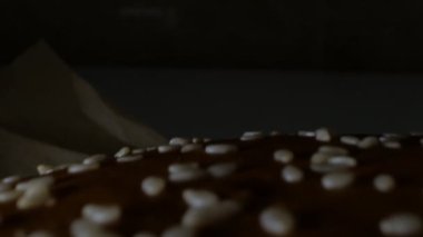 Süper yakın plan. Kağıt torba içinde susamlı hamburger.