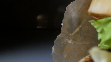 Süper yakın plan. Kağıt torba içinde susamlı hamburger.