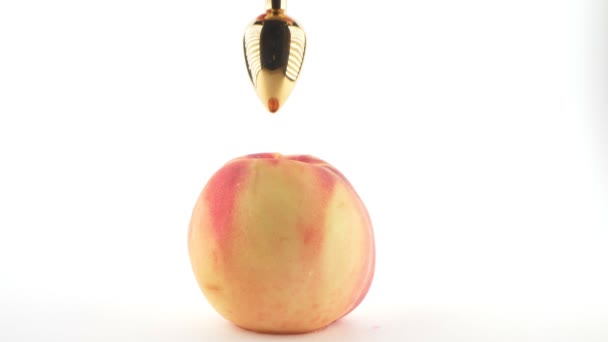 Close-up. peach matang dengan perhiasan anal plug di dalamnya. Latar belakang putih. menyalin ruang — Stok Video