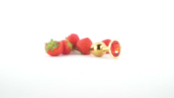 Detailliert. reife rote Erdbeeren und Schmuckverschluss aus Gold mit rotem Stein — Stockvideo