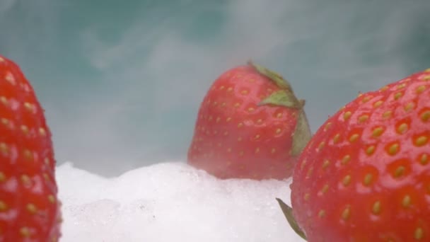 Ekstremalne zbliżenie, szczegóły. czerwone truskawki leżą na suchym lodzie w dymie — Wideo stockowe