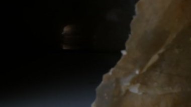 Süper yakın plan. Kağıt torba içinde susamlı hamburger.