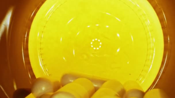 Primer plano extremo, detallado. cápsulas con polvo blanco dentro de un frasco amarillo — Vídeos de Stock