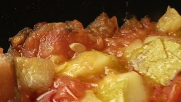 Πολύ κοντινό, λεπτομερές. διαδικασία μαγειρέματος λαχανικών — Αρχείο Βίντεο