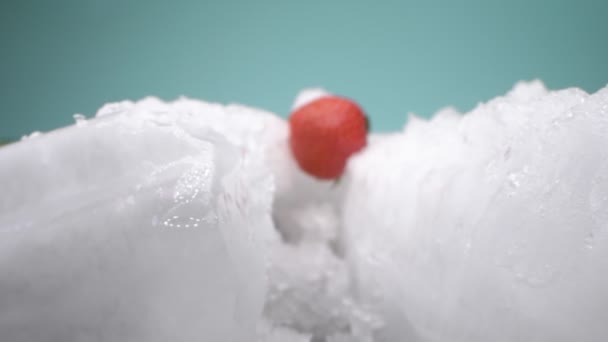 Son derece yakın plan, detaylı. İki buz kütlesi arasında olgun kırmızı çilek — Stok video