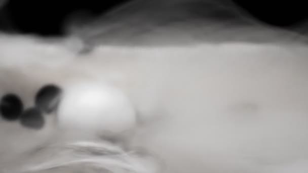 Extrem närbild, detaljerad. tjock vit ånga från torr is på en svart bakgrund — Stockvideo
