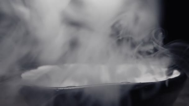 Extrem de aproape, detaliat. abur alb gros din gheață uscată pe un fundal negru — Videoclip de stoc
