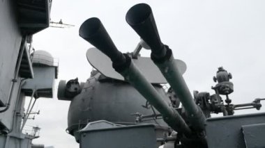 Uçaksavar silahı bir topçu kruvazörünün savaş gemisine yüklendi.