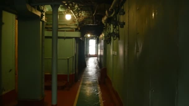 Μακρύς άδειος μεταλλικός διάδρομος σε πολεμικό πλοίο. αντίγραφο χώρου — Αρχείο Βίντεο