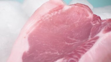 Aşırı yakın plan, detaylı. Kalın beyaz dumanlı buzda domuz eti.