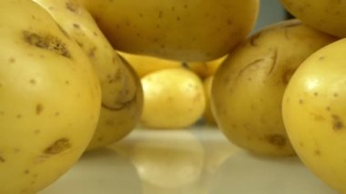 Aşırı yakın plan, detaylı. Masada bir sürü beyaz patates var.