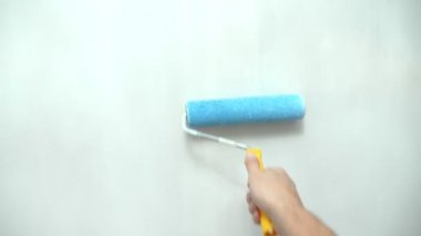  Birinci şahıs bakış açısı. Tekerlekli sandalyeli erkek eli. Duvarı boyuyor..