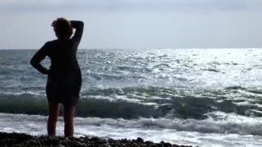 Aşırı yakın plan, detaylı. Masada bir sürü beyaz patates var.