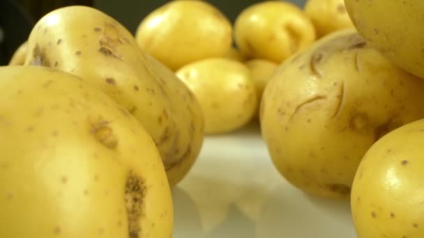 Extremo close-up, detalhado. lotes de batatas brancas na mesa — Vídeo de Stock