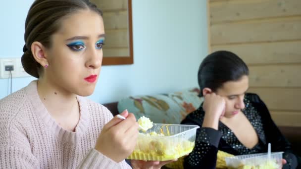 Retrato de una actriz que come comida de un recipiente en su camerino — Vídeo de stock