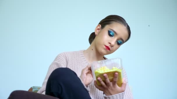 Ritratto di un'attrice che mangia cibo da un contenitore nel suo camerino — Video Stock