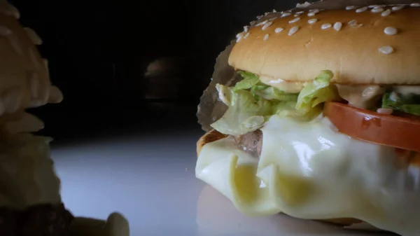 Super primer plano. hamburguesa con semillas de sésamo dentro de una bolsa de papel — Foto de Stock