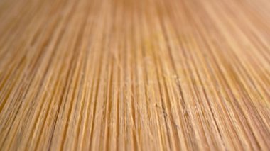 Aşırı yakın plan, detaylı. Tahta kesme tahtasının yüzeyinde bıçak çizikleri var.