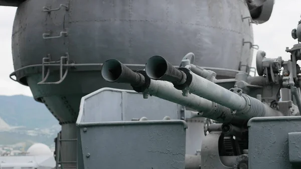 Arma antiaérea montada a bordo do navio de guerra de um cruzador de artilharia — Fotografia de Stock