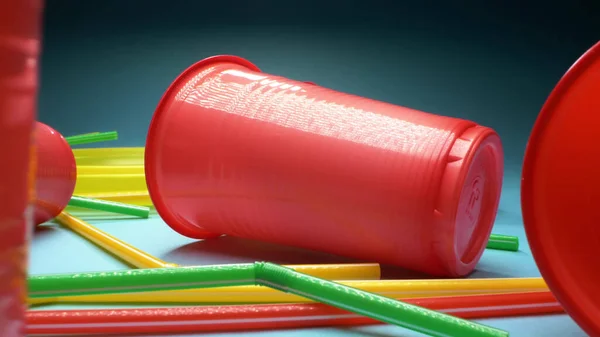Extreem close-up, gedetailleerd. rode plastic bekers met cocktailrietjes — Stockfoto