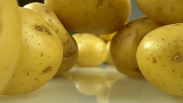 Extreme close-up, detailed. lots of white potatoes on the table — Stock Photo, Image