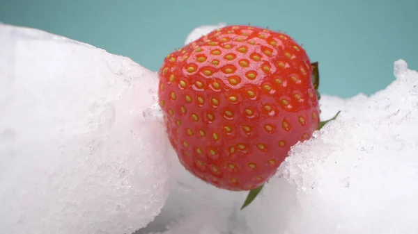 Extremely close-up, detailed. red ripe strawberry between two ice floes — Stock Photo, Image