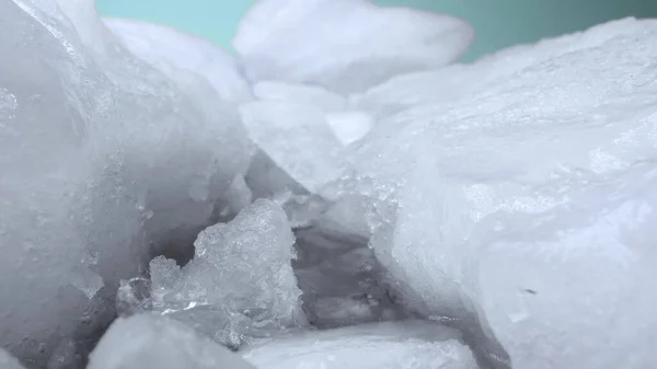 Primer plano extremo, detallado. trozos de hielo blanco sobre un fondo azul — Foto de Stock