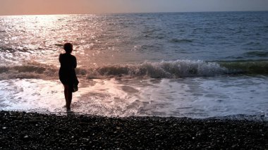 Aşırı yakın plan, detaylı. Masada bir sürü beyaz patates var.