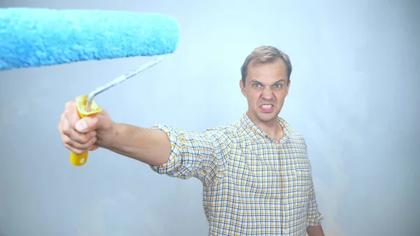 El hombre con rodillo de pintura de pared llama a la acción. exclama. gestos — Foto de Stock