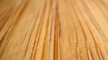 Aşırı yakın plan, detaylı. Tahta kesme tahtasının yüzeyinde bıçak çizikleri var.