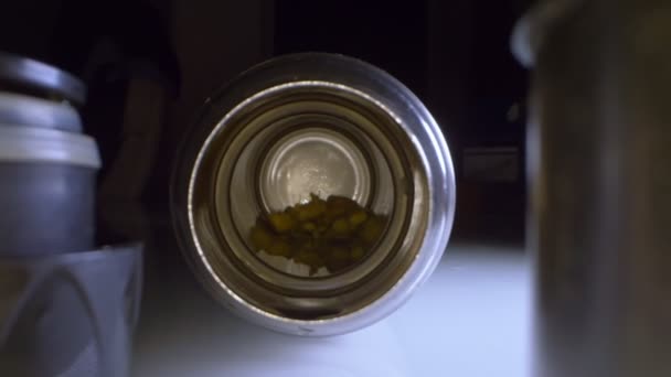Extreme close-up, gedetailleerd. gesneden gember in een ijzeren thermoskan — Stockvideo