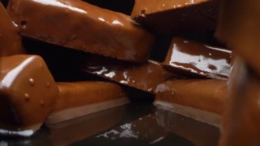 Aşırı yakın plan, detaylı. Bir sürü çikolata. yiyecek arka planı