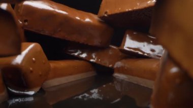 Aşırı yakın plan, detaylı. Bir sürü çikolata. yiyecek arka planı